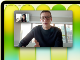 MacBook Neo, Farbe Zitrus, Videoanruf auf dem Display, das Feature Automatische Ausrichtung hält die Person in der Mitte des Bildes
